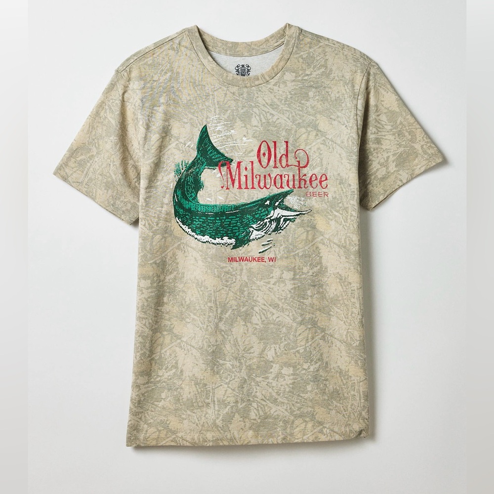 Urban Outfitters Old Milwaukee Fishing Graphic Tee T-Shirt Short Sleeves Camo